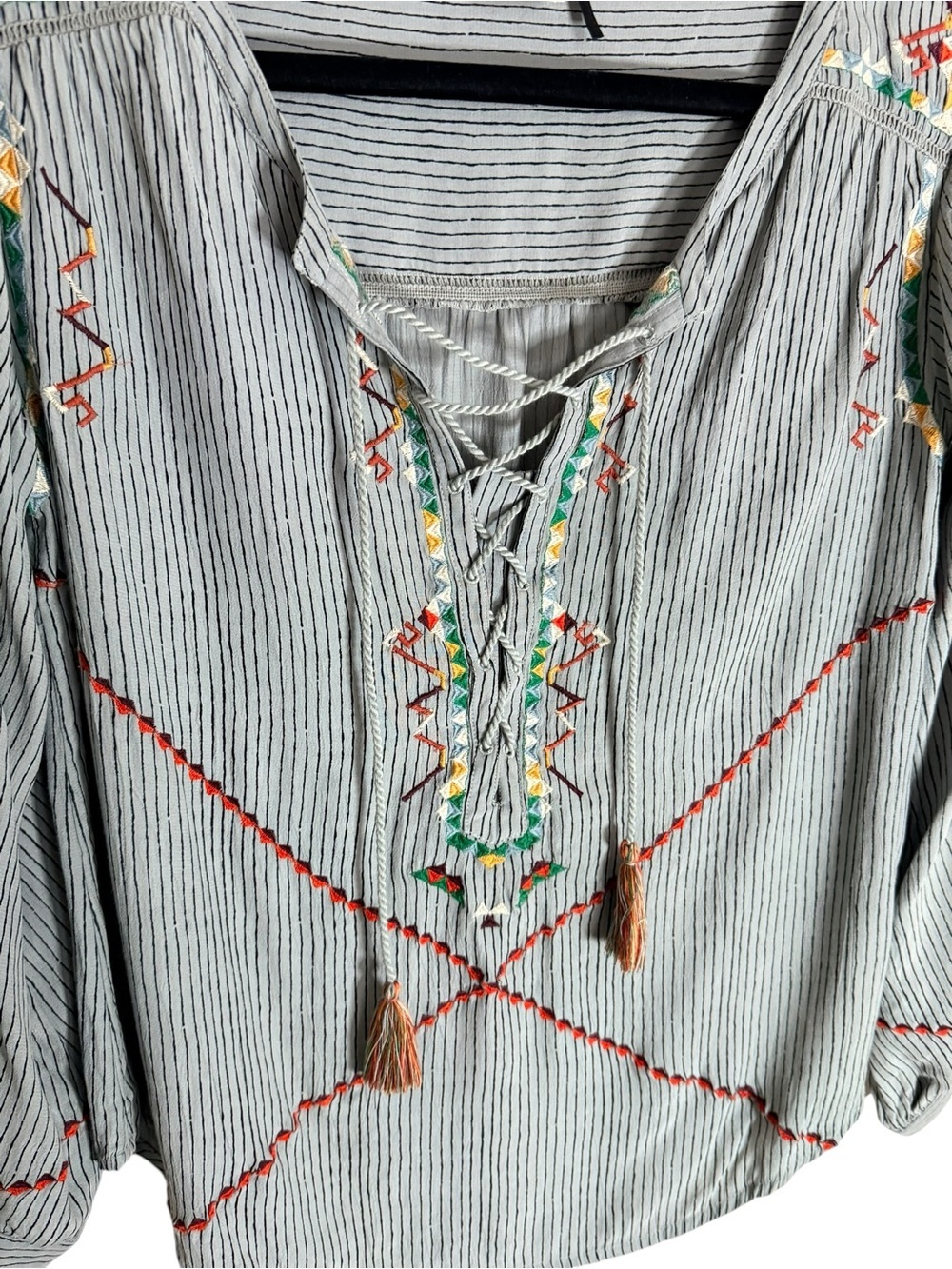 Anthropologie Akemi + Kin Embroidered Boho Peasant Blouse Size 2 - Picture 4 of 9